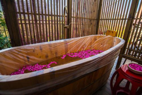 Bathroom, Secret Courtyard Resort Hotel in Guilin