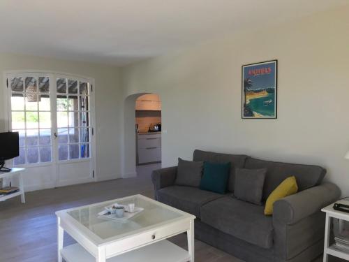 06D - Appartement spacieux avec terrasses, jardin et piscine, Roquefort-les-Pins (Foto 7)