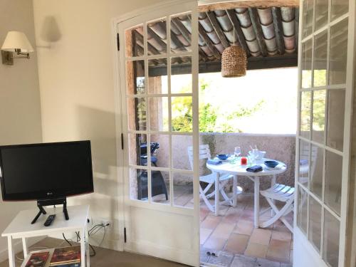 06D - Appartement spacieux avec terrasses, jardin et piscine, Roquefort-les-Pins (Foto 5)