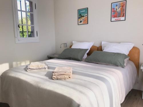 06D - Appartement spacieux avec terrasses, jardin et piscine, Roquefort-les-Pins (Foto 6)