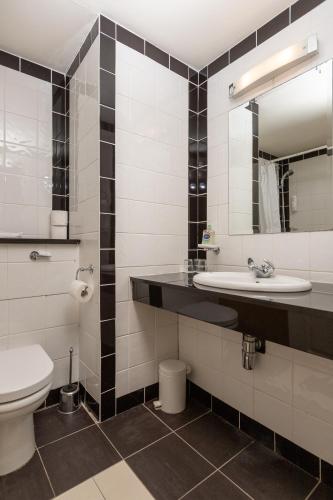 ห้องน้ำ, เชล เชเบิล โฮเต็ล (Ceann Sibeal Hotel) in ดิงเกิล