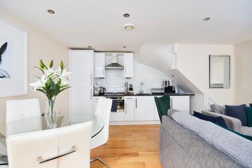 Bath's Exclusive Apartment The Moss x Monroe Suite