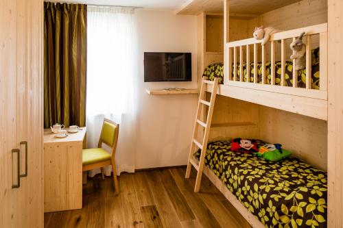 1 queen bed, 1 bunk bed