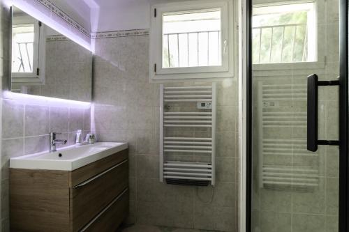 Bathroom, les tilleuls marseille 13012 in Les Caillols