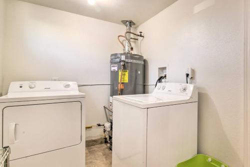 Palm Springs Getaway with Patio about 6 Mi to Dtwn! - image 3