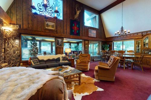 . Gorgeous Riverfront Retreat