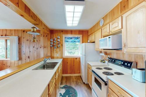 Lakeshore Lovely - image 4