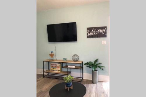 The Comfi Coral - 2 Bed Apartment Home Studio B in Baytown, USA