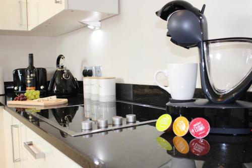 The Mulberry- CliffordCo Serviced Accommodation Windsor 1 Bedroom Apartment Up to 4 Guests and Balcony - image 8
