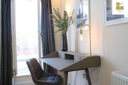 The Mulberry- CliffordCo Serviced Accommodation Windsor 1 Bedroom Apartment Up to 4 Guests and Balcony - image 11