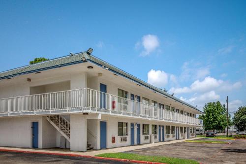 Motel 6-Conroe, TX