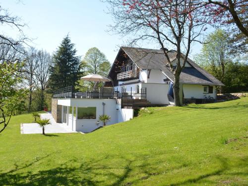 Stately Chalet in Stoumont with Pool Sauna - Location, gîte - Stoumont