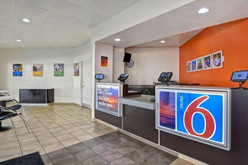 Lobby, Motel 6 Destin in Destin (FL)