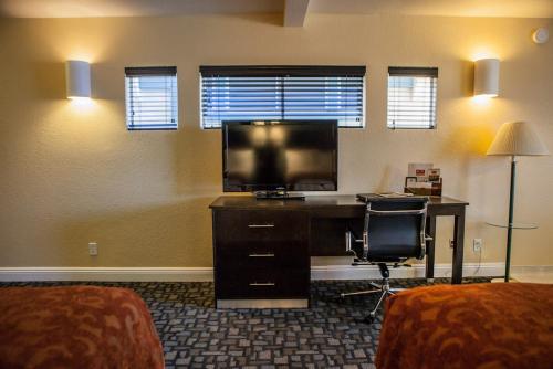 Marinwood Inn & Suites Marinwood Inn & Suites is perfectly located for both business and leisure guests in San Francisco (CA). The property offers a wide range of amenities and perks to ensure you have a great time. Service