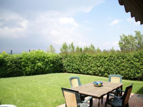  Quaint Villa in Navata with Fenced Garden in Navata