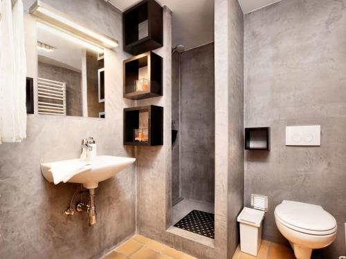 ห้องน้ำ, Luxury villa with swimming pool and sauna in the heart of the Semois Valley in ฟลอเรนวิลล์