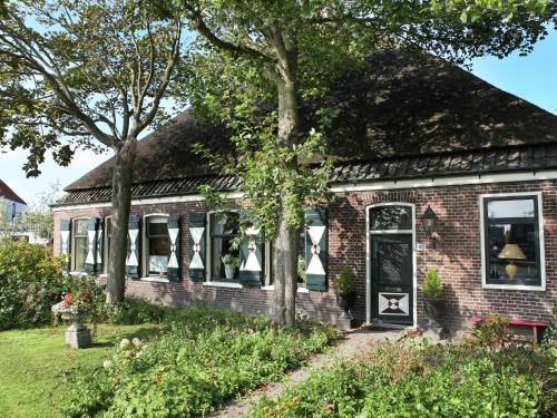 Cozy Farmhouse in Sint Maartensvlotbrug near Forest