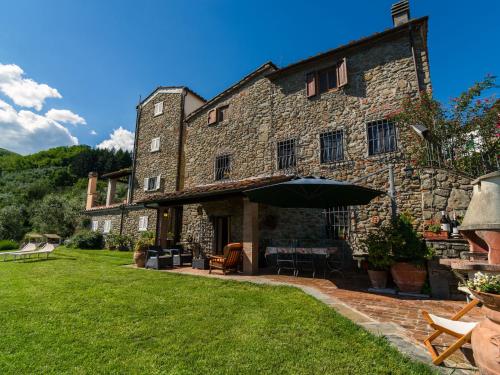  Villa with panoramic view and private garden in the countryside of Pistoia, Pension in Piteccio bei Bardalone