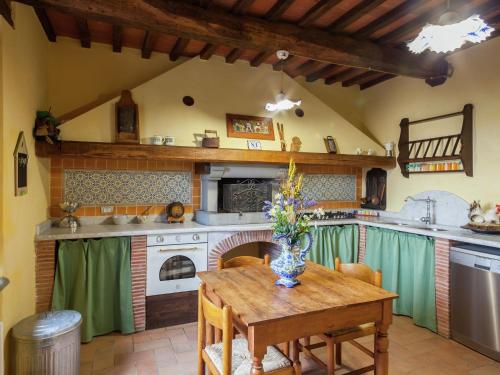 Tuscan Farmhouse in Castiglione di Garfagnana with Garden