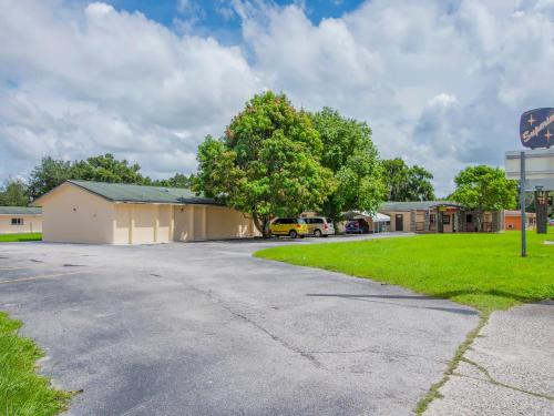 Bejárat, OYO Superior Budget Inn Bartow in Bartow (Florida)