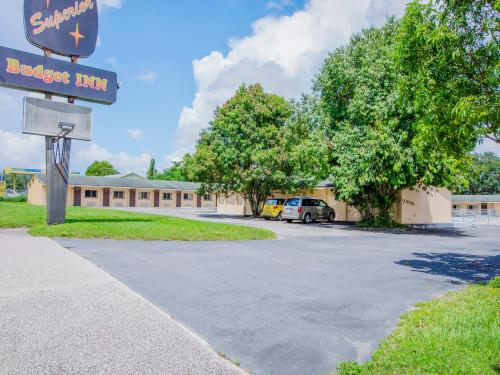 Entrance, OYO Superior Budget Inn Bartow in Bartow (FL)