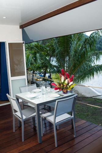 Erkély/terasz, Le Neliza Beach Lodge Raiatea in Faaroa Öböl