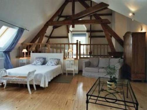 1 queen bed, 3 twin beds