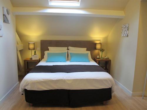 1 queen bed, 1 twin bed