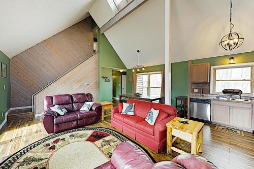 Great Smoky Retreat with Hot Tub - Near Downtown! home - image 3