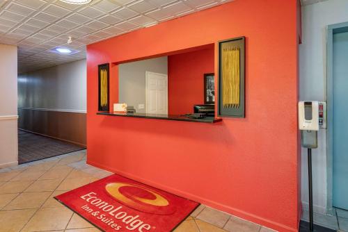 Econo Lodge Inn & Suites in Granite City, USA
