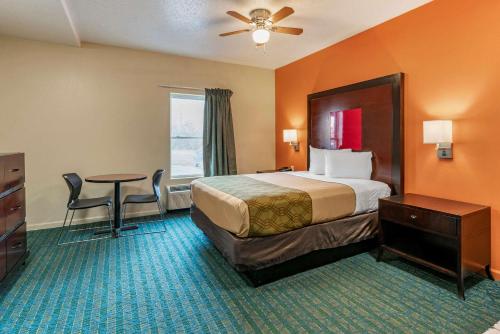 Econo Lodge Inn & Suites