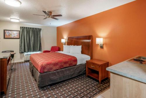 1 king bed, 2 queen beds