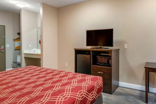 Econo Lodge Inn & Suites