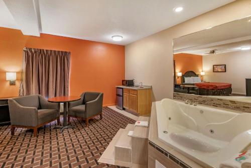 Econo Lodge Inn & Suites