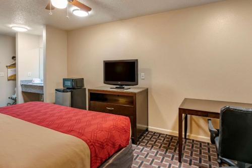 Econo Lodge Inn & Suites