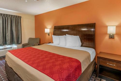 Econo Lodge Inn & Suites