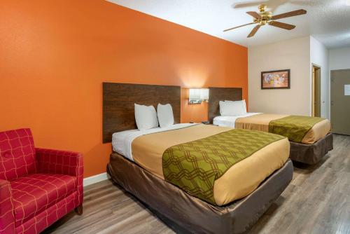 Econo Lodge Inn & Suites