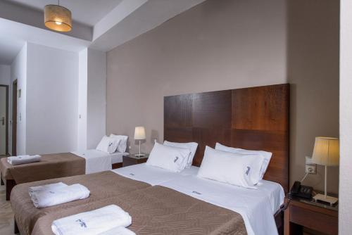 2 twin beds, 1 sofa bed