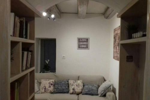 Cosy little modern-rustic apartment in Corfu center. 5