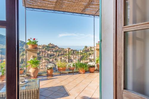 Villa with New Pool & Sea and Mountain Views in ديا