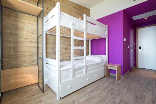 2 bunk beds