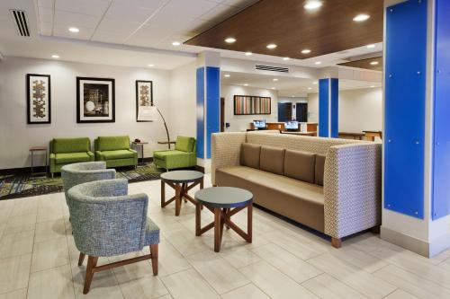 Holiday Inn Express & Suites - Fayetteville, an IHG Hotel