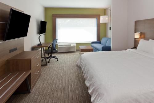 Holiday Inn Express & Suites - Fayetteville, an IHG Hotel