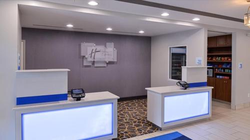 Holiday Inn Express & Suites Lexington Midtown - I-75, an IHG Hotel