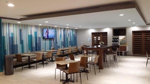 Holiday Inn Express & Suites Lexington Midtown - I-75, an IHG Hotel