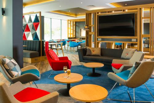 Pub/Lounge, Holiday Inn Express Bicester By IHG in Chesterton