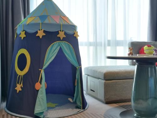 Crowne Plaza Foshan Nanhai-an IHG Hotel-Guangzhou South Railway Station Free Shuttle Bus