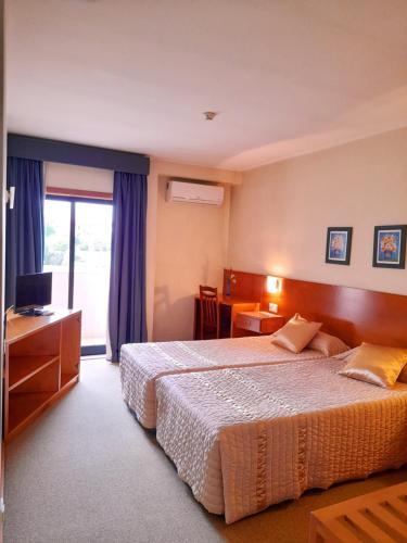 3 twin beds