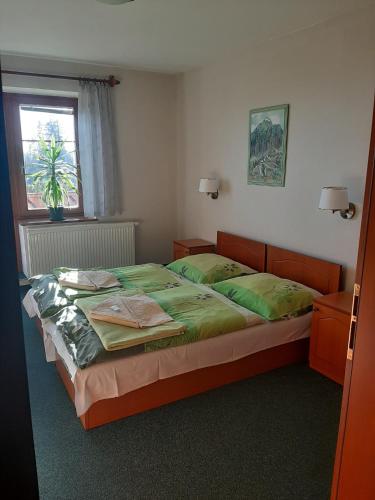 1 double bed, 1 twin bed