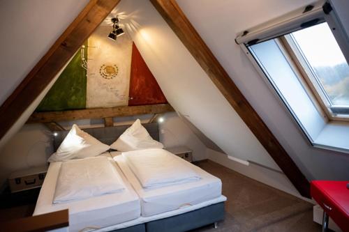 Motorworld Inn 10.1km von Oberstadion entfernt